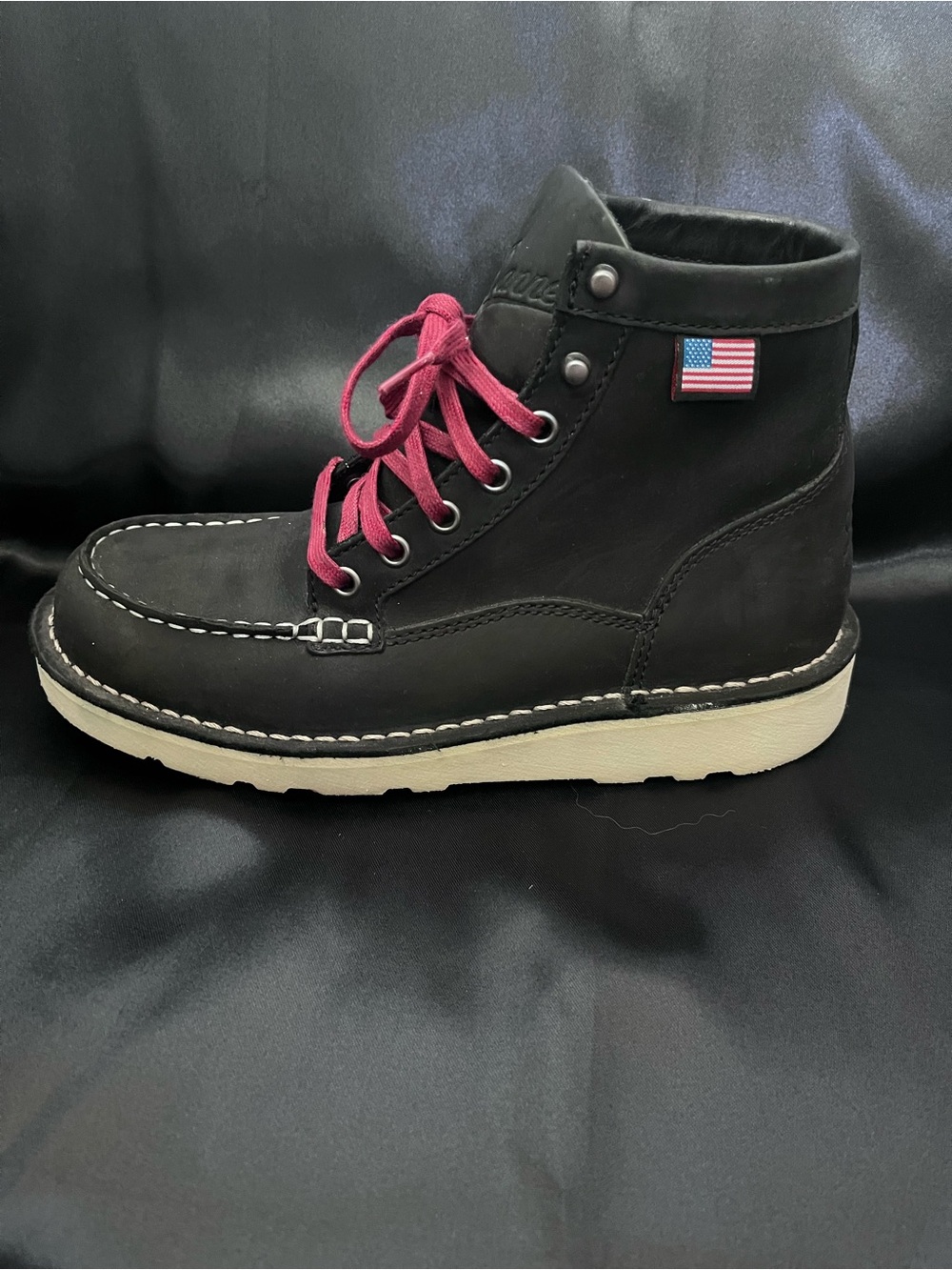Danner Women’s Black Leather Run Moc Toe Boots like new